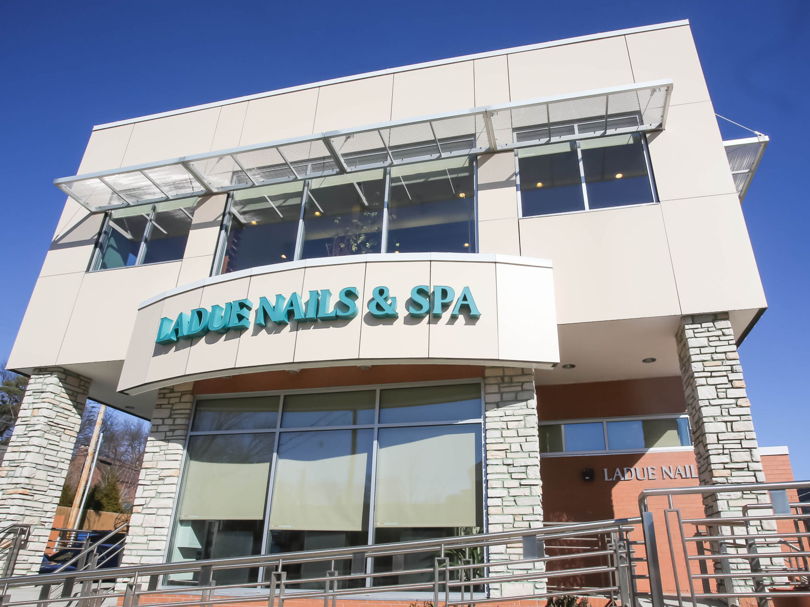 Ladue Nails.jpg